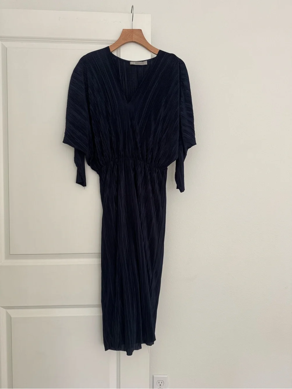 ASOS women’s navy blue ribbed plisse v-neck cinched waist midi dress size 10